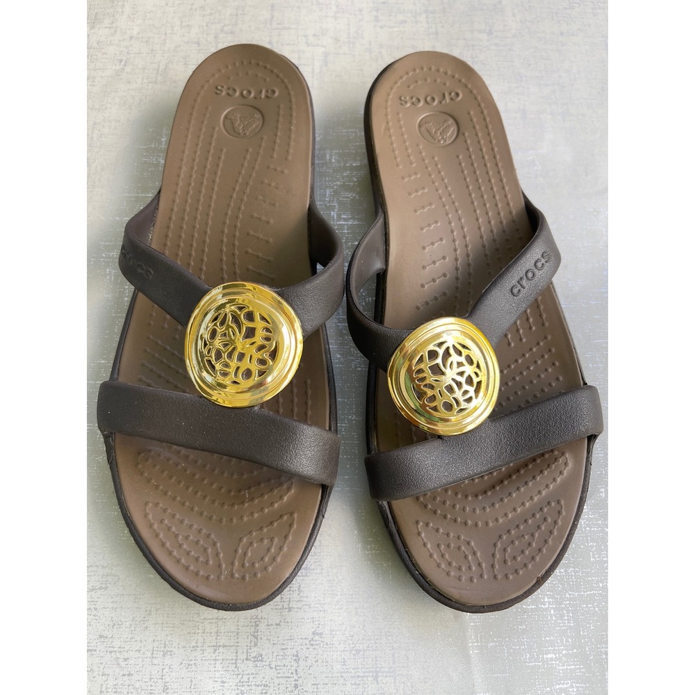 Crocs Sanrah Circle Gold Medallion Wedge Sandals Brown Womens 9